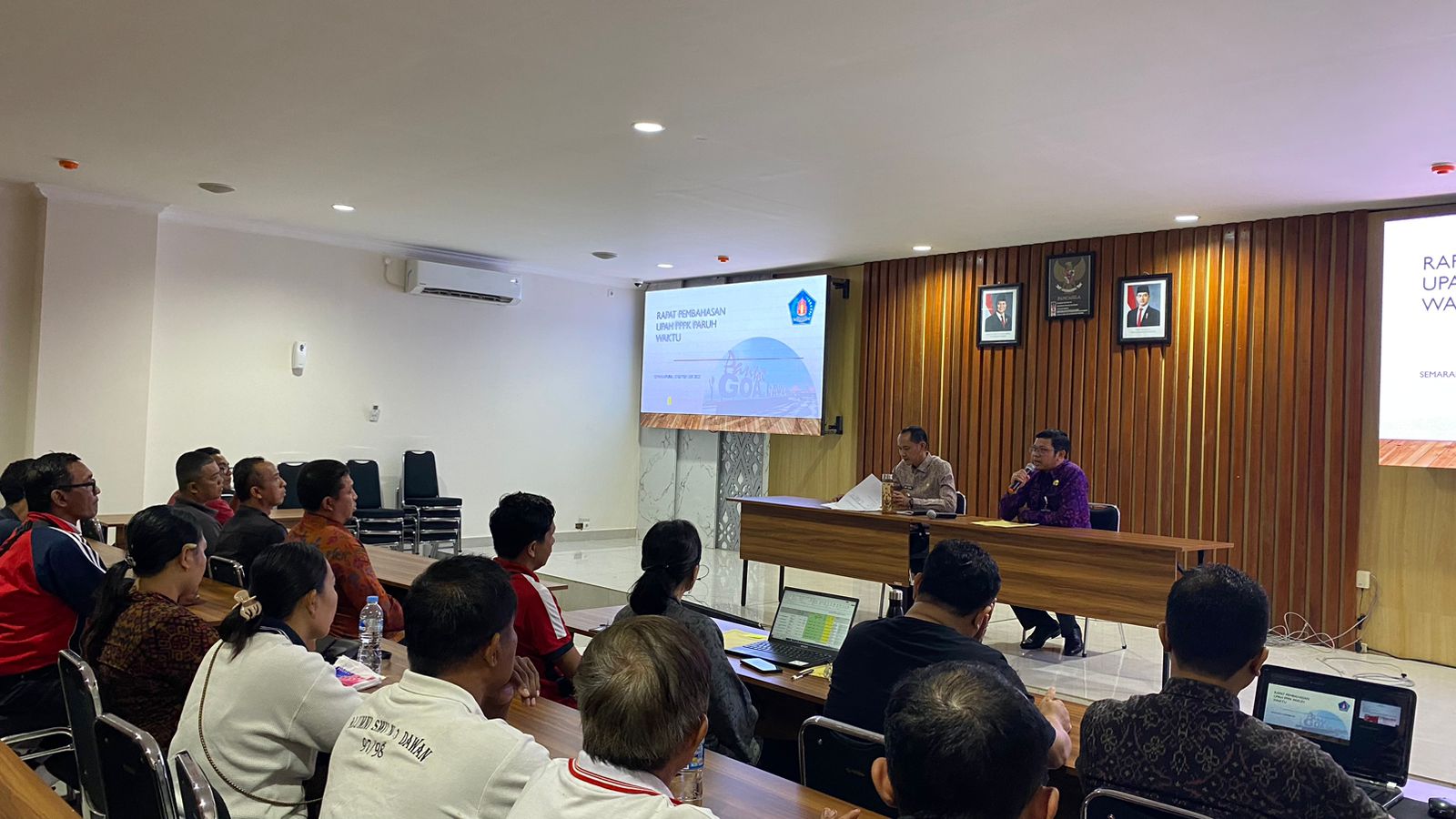 Beri Arahan Kepada Sejumlah Pegawai, Wabup Tjok Surya Tekankan Disiplin Kerja