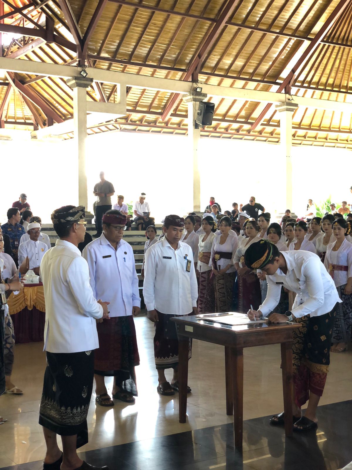 Pengambilan Sumpah PNS Lulusan IPDN Tahun Anggaran 2024 serta Penyerahan Perjanjian Kerja, Keputusan Pengangkatan, Pelantikan dan Pengambilan Sumpah Jabatan Pegawai Pemerintah dengan Perjanjian Kerja (PPPK) Tahap II Formasi Tahun 2024 di Lingkungan Pemerintah Kabupaten Klungkung