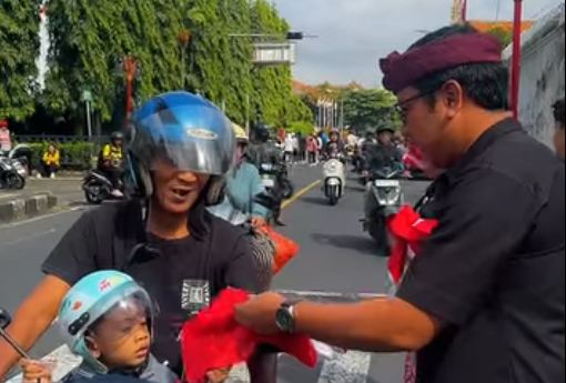 Pembagian Bendera Merah Putih Kepada Masyarakat Hari Ulang Tahun ke-81 Kemerdekaan Republik Indonesi